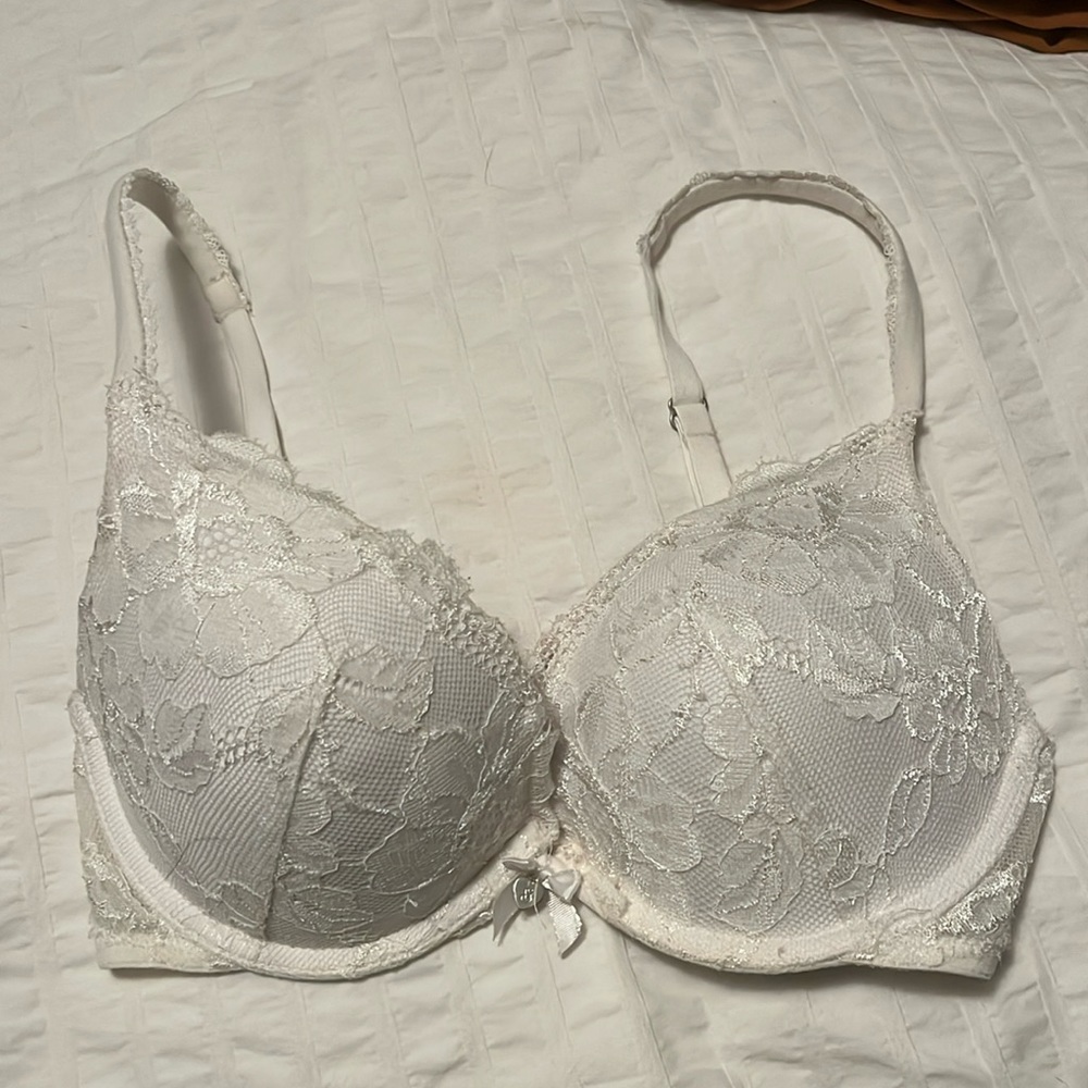 Victoria’s Secret body by Victoria push-up size 32D lace